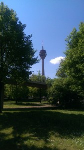 Blick vor dem Aufgang zur Rheinkniebrücke zum Fernsehturm