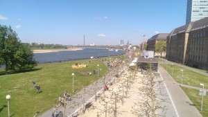 Blick auf Rheinuferpromenade - im Hintergrund die Oberkasseler Brücke